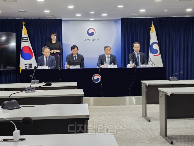 왼쪽부터 고기동 행안부 차관, 고진 디플위 위원장, 전병극 문체부 1차관, 전병왕 보건복지부 보건의료정책실장이 서울 종로 정부서울청사 본관 3층 브리핑실에서 민생토론회 부처 합동 사후 브리핑을 하고 있다. 30일 김영욱 기자